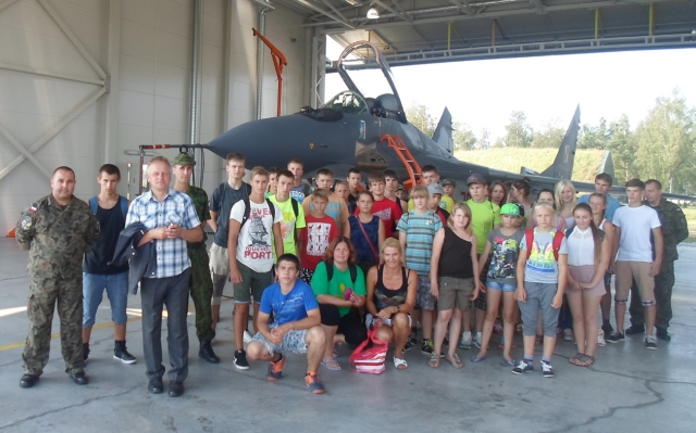 Rajono šauliai įsiamžino prie NATO naikintuvo.