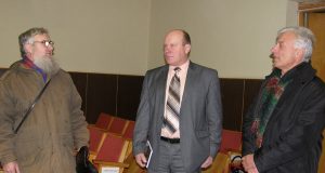 Su rokiškėnu Aleksejumi Veselovu (kairėje) ir Rokiškio pirmosios seniūnaitijos seniūnaičiu Stasiu Mekšėnu bendravo rajono vicemeras Albinas Urbonas. L.Dūdaitės nuotr.