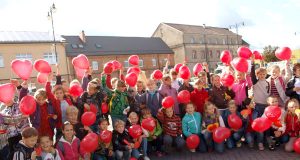 Širdeles Nepriklausomybės aikštėje praeiviams dalinę pradinukai priminė rūpintis širdies sveikata. L.Dūdaitės nuotr.