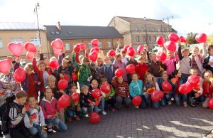 Mažųjų dovanotos širdelės – priminimas rūpintis sveikata Širdeles Nepriklausomybės aikštėje praeiviams dalinę pradinukai priminė rūpintis širdies sveikata. L.Dūdaitės nuotr.