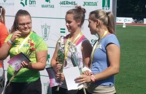 Karina Šiaulytė (viduryje) – vienintelė rajono sportininkė