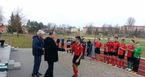 Rajono vicemeras Egidijus Vilimas įteikė prizą nugalėtojų - FC „Tornado" - komandos kapitonui. E. Gaigalo nuotr.