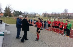 Rajono vicemeras Egidijus Vilimas įteikė prizą nugalėtojų - FC „Tornado" - komandos kapitonui. E. Gaigalo nuotr.