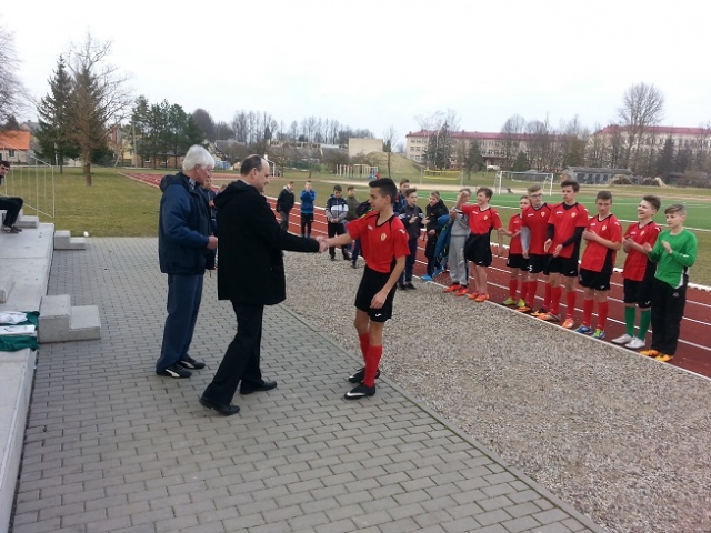 Rajono vicemeras Egidijus Vilimas įteikė prizą nugalėtojų - FC „Tornado