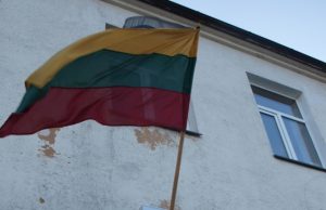 Ar kelti vėliavą su gedulo kaspinu? Kelti vėliavą su gedulo kaspinu nebūtina