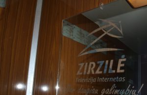 Savivaldybės lifto veidrodis papuoštas „Zirzilės“ reklama.        L. Dūdaitės nuotr.