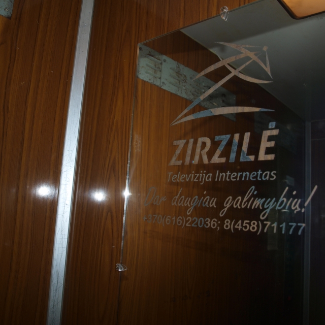 Savivaldybės lifto veidrodis papuoštas „Zirzilės“ reklama.        L. Dūdaitės nuotr.