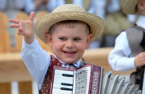 Šauniausias „Linelio“ akordeonininkas Arnas Sasnauskas svajoja dalyvauti televizijos laidoje „Duokim garo“. E.Stundžos nuotr.