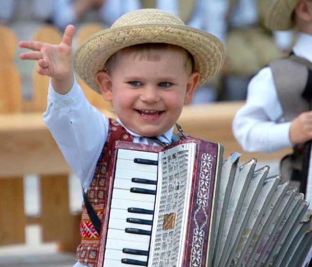 Šauniausias „Linelio“ akordeonininkas Arnas Sasnauskas svajoja dalyvauti televizijos laidoje „Duokim garo“. E.Stundžos nuotr.