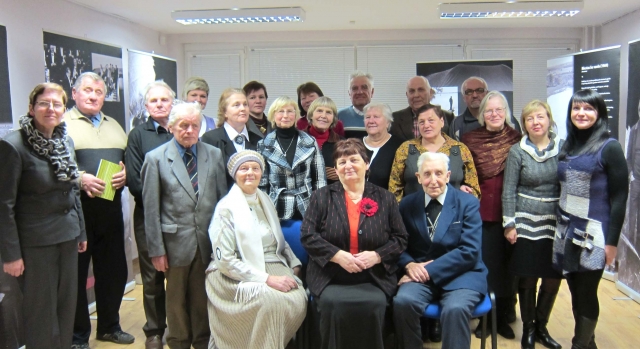 Rajono literatų klubo „Vaivorykštė“ nariai.