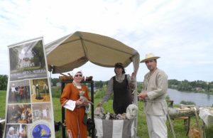 Muziejininkų viešnagė Latvijoje Muziejininkė Giedrė Spundzevičienė (iš kairės) ir Rokiškio tautodailininkai Danutė bei Danas Stočkai.