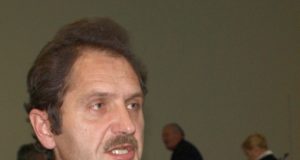 Tarybos posėdyje V.Lukošiūnas grąžino jam išmokėtą atlyginimą. D.Zibolienės nuotr.