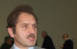 Tarybos posėdyje V.Lukošiūnas grąžino jam išmokėtą atlyginimą. D.Zibolienės nuotr.
