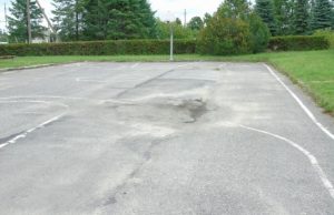 Buvusios mašinų stovėjimo aikštelės vietoje įrengta sporto aikštelė. J. Smalskio nuotr.