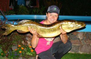 N.Čypaitės rankose – Bedugnio ežere sugauta 8 kg lydeka. N.Čypaitės asmeninio archyvo nuotr.