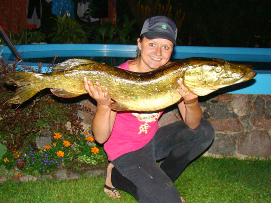 N.Čypaitės rankose – Bedugnio ežere sugauta 8 kg lydeka. N.Čypaitės asmeninio archyvo nuotr.