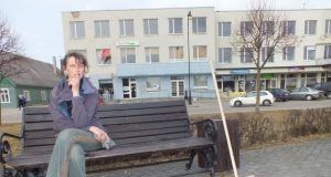 Septynias lydekas aikštėje radusi Jūratė žadėjo žuvis parsinešti į namus ir suvalgyti. A.Minkevičienės nuotr.