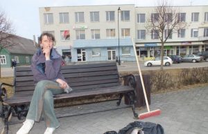Septynias lydekas aikštėje radusi Jūratė žadėjo žuvis parsinešti į namus ir suvalgyti. A.Minkevičienės nuotr.