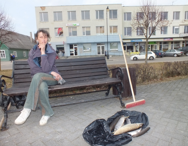 Septynias lydekas aikštėje radusi Jūratė žadėjo žuvis parsinešti į namus ir suvalgyti. A.Minkevičienės nuotr.