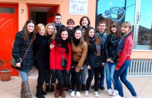 Rokiškėnų komanda prie Musomelio viešbučio.