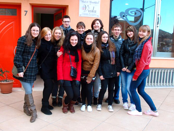 Rokiškėnų komanda prie Musomelio viešbučio.