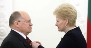Apdovanojimas Petrui Venantui Mačiekui - iš Prezidentės Dalios Grybauskaitės rankų. Eltos nuotr.