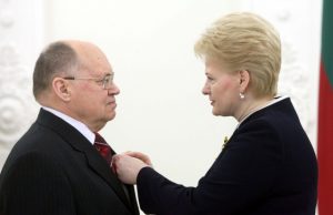 Apdovanojimas Petrui Venantui Mačiekui - iš Prezidentės Dalios Grybauskaitės rankų. Eltos nuotr.