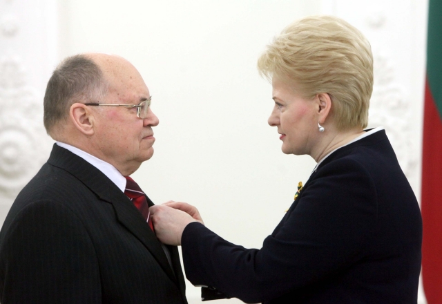 Apdovanojimas Petrui Venantui Mačiekui - iš Prezidentės Dalios Grybauskaitės rankų. Eltos nuotr.