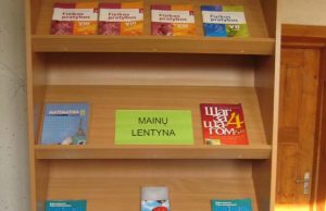 Mainų lentyna gimnazijos bibliotekoje  – puikus bibliotekininkės J.Lašienės sumanymas. N.Byčkovskio nuotr.