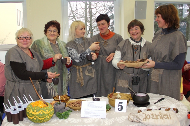 Konkurso nugalėtojos - Jūžintų moterys: Alma Bieliūnienė (iš kairės)