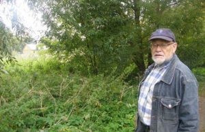 “Kažkur tarp šių dilgėlių ir karklų turėtų būti miesto sodo salos liekanos“