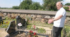 Į kapines mirusių artimųjų lankyti atėjęs Kazys Makuška sakė  patyręs šoką. Be jo žinios iš vietos buvo iškelta kapavietės tvorelė ir pasviręs paminklas. A.Minkevičienės nuotr.