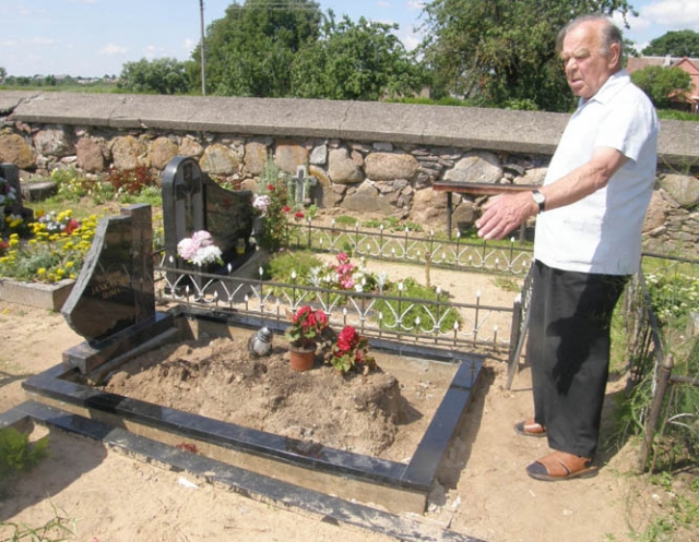 Į kapines mirusių artimųjų lankyti atėjęs Kazys Makuška sakė  patyręs šoką. Be jo žinios iš vietos buvo iškelta kapavietės tvorelė ir pasviręs paminklas. A.Minkevičienės nuotr.