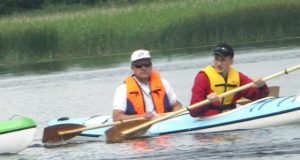 E.Mališauskas (kairėje) vasarą neapsieina be baidarių. E.Mališausko archyvo nuotr.