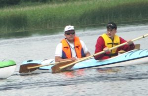 Aktyvaus poilsio mėgėjas E.Mališauskas (kairėje) vasarą neapsieina be baidarių. E.Mališausko archyvo nuotr.