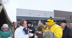 Ragaudamas maltiečių sriubą baronas P.Rosenas (antras iš kairės) gyrė ją ir vargšais besirūpinančius rokiškėnus. A.Minkevičienės nuotr.