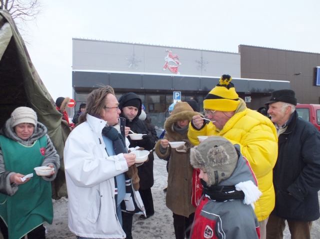 Ragaudamas maltiečių sriubą baronas P.Rosenas (antras iš kairės) gyrė ją ir vargšais besirūpinančius rokiškėnus. A.Minkevičienės nuotr.