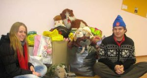 Rokiškio jaunųjų maltiečių vadovė J.Putraitė ir Vilniaus jaunųjų maltiečių referentas Eitvydas Bingelis džiaugėsi rokiškėnų gausiai aukotais naujutėlaičiais ir naudotais žaislais. N.Byčkovskio nuotr.