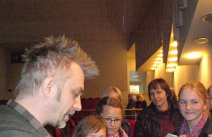 Po rimtų diskusijų žinomas dainų atlikėjas A.Mamontovas gerbėjams dalijo autografus. D.Zibolienės nuotr.