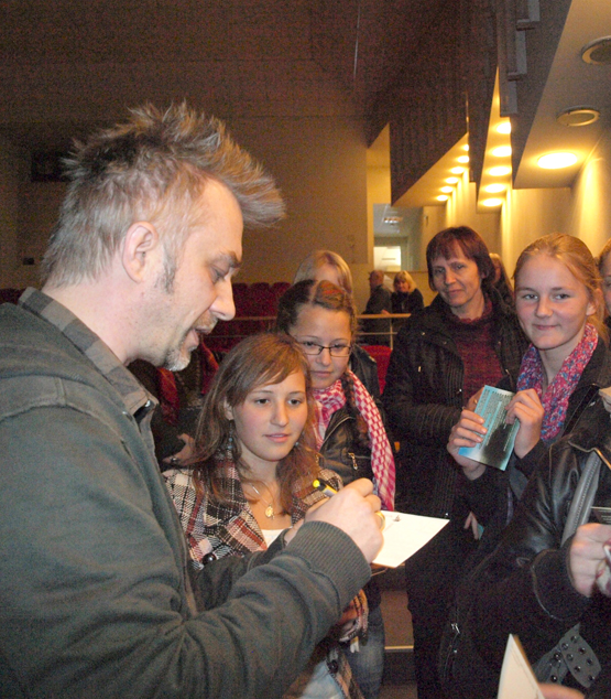 Po rimtų diskusijų žinomas dainų atlikėjas A.Mamontovas gerbėjams dalijo autografus. D.Zibolienės nuotr.