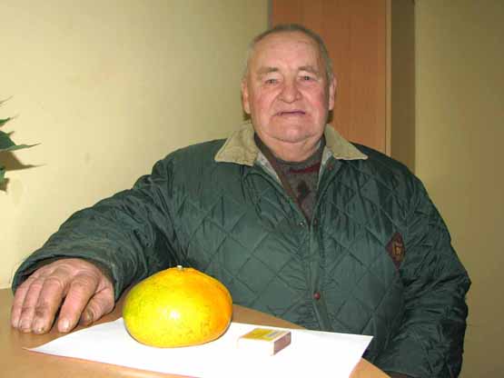 Vaisių milžiną išauginęs J.Matulevičius šmaikštavo