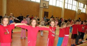 Puikiai nusiteikusios mergaitės laukė mankštos pradžios.