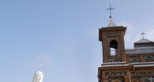 Švč. Mergelės Marijos skulptūra Suvainiškio bažnyčios šventoriuje. A.Minkevičienės nuotr.