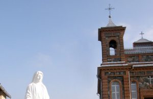 Švč. Mergelės Marijos skulptūra Suvainiškio bažnyčios šventoriuje. A.Minkevičienės nuotr.