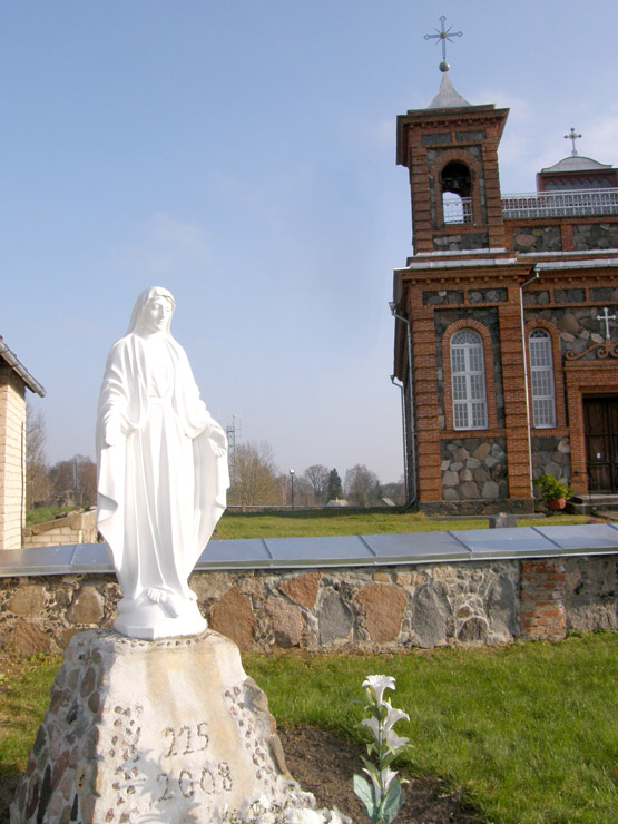 Švč. Mergelės Marijos skulptūra Suvainiškio bažnyčios šventoriuje. A.Minkevičienės nuotr.