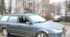 Naktį iš penktadienio į šeštadienį išdaužtas automobilio "Volkswagen Passat" stiklas. N.Byčkovskio nuotr.