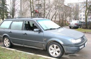 Naktį iš penktadienio į šeštadienį išdaužtas automobilio "Volkswagen Passat" stiklas. N.Byčkovskio nuotr.