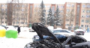 Po gaisro akį traukiantis „Audi TT“  automobilis virto metalo laužu. A.Minkevičienės nuotr.