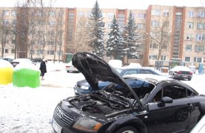 Po gaisro akį traukiantis „Audi TT“  automobilis virto metalo laužu. A.Minkevičienės nuotr.