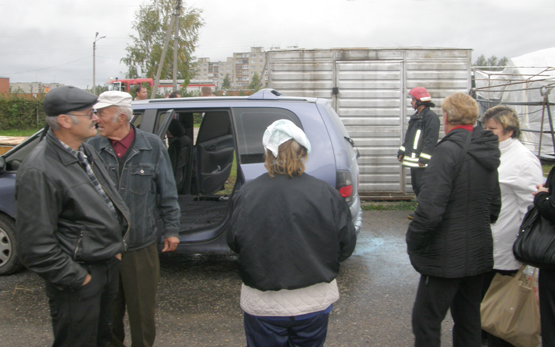 Turgavietėje užsidegė prekiautojo automobilis. A.Minkevičienės nuotr.